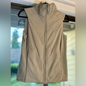 Arc'teryx Atom Vest, Insulated Midlayer, Women's, Sand Buff (Cream/Beige), XXS